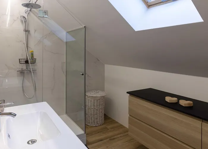 Mountain View Villa With Sauna And Hot-Tub - Three Bedroom Villa With Sauna And Hot-Tub *